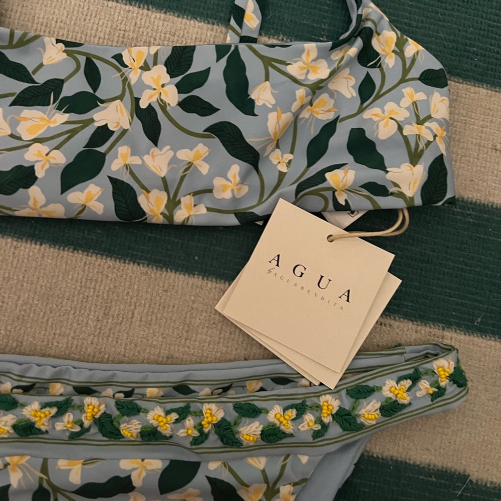 Brand New Agua Bendita blue floral bikini!!